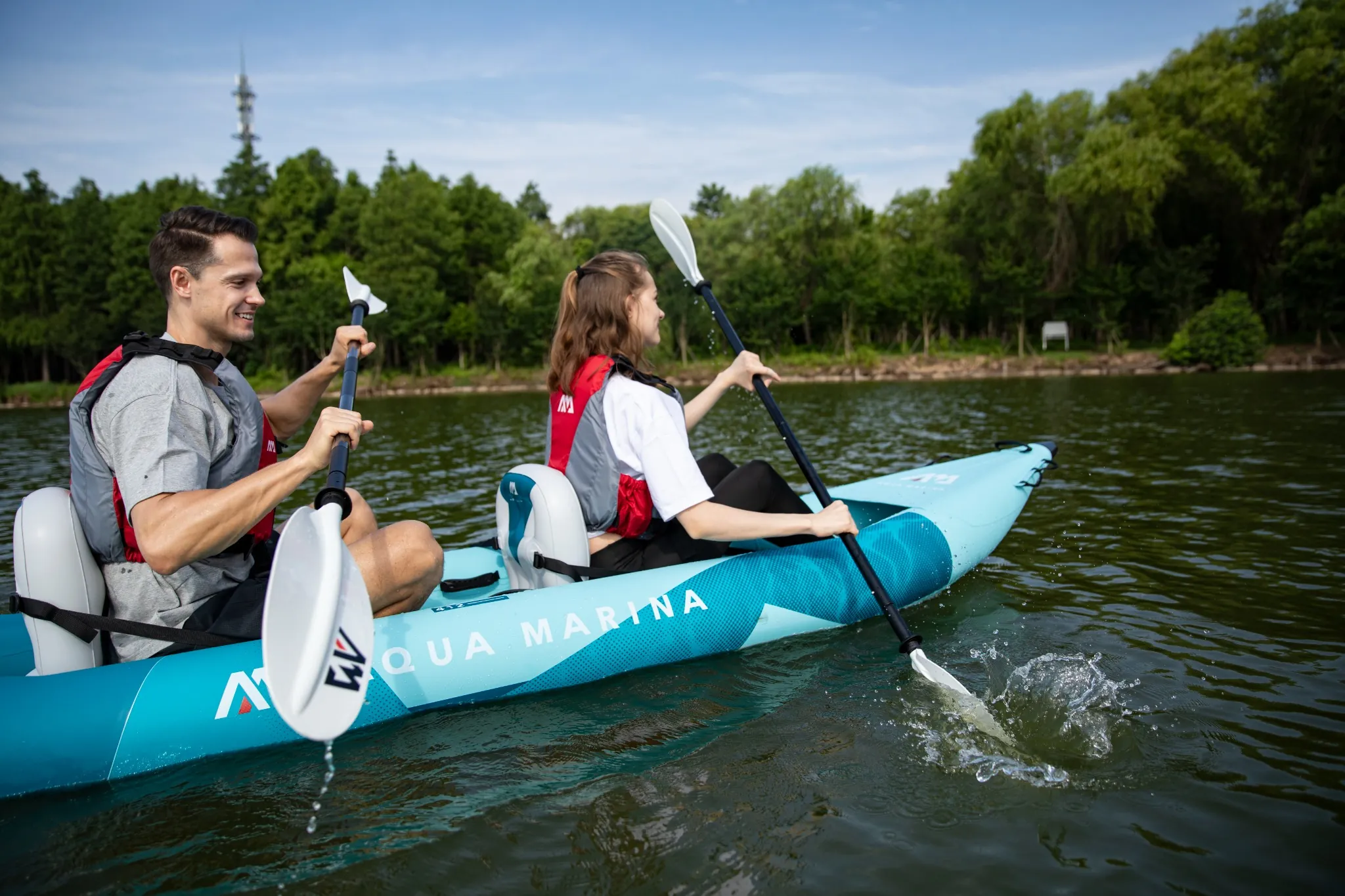 Radosna para w kajaku AquaMarina Betta 2026 widok z bliska