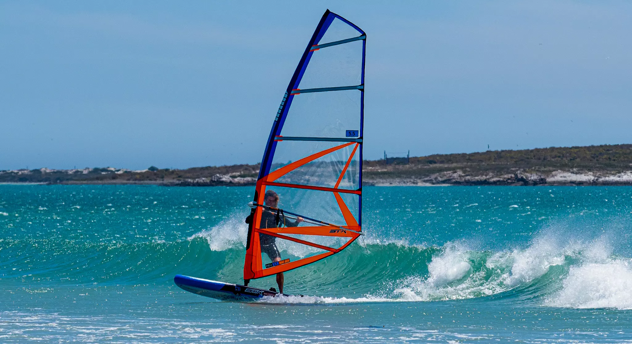Windsurfing dla początkujących – nauka pływania na spokojnej wodzie