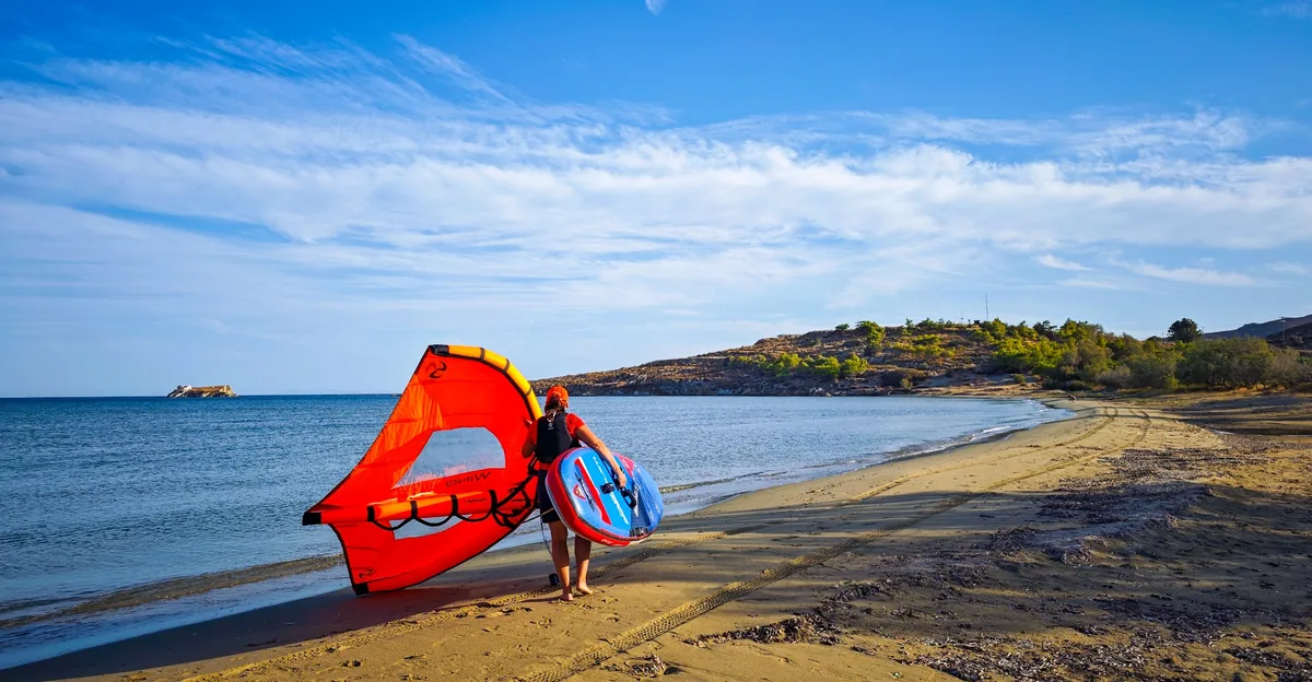 Wing + deska SUP na plaży, osoba z pomarańczowym wingiem - Activegames