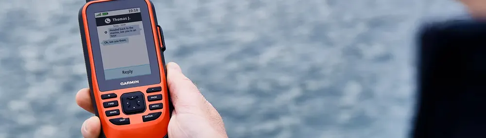 Garmin GPSMAP 86i z inReach – wysyłanie wiadomości satelitarnej, urządzenie trzymane w dłoni na wodzie