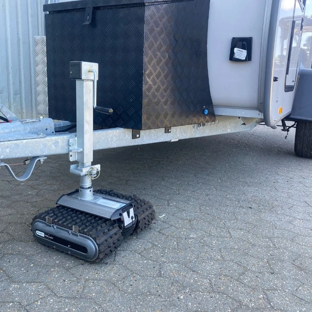 Mover Robot Trolley podłączony regulowanym uchwytem do przyczepy