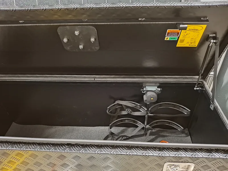 Bushcamp Cargo – przedni box 330 l z uchwytami na 2 butle gazowe