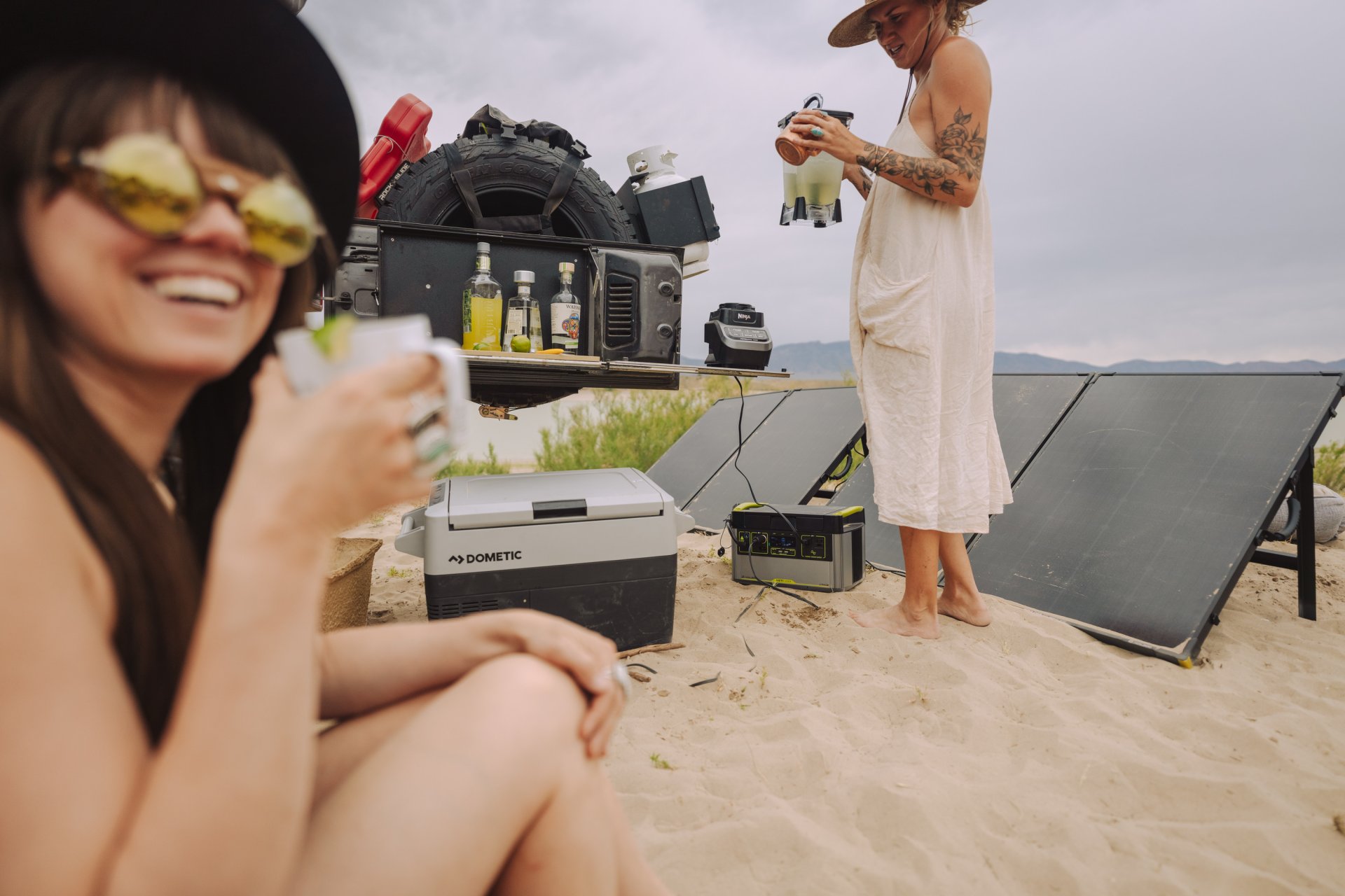 Sztywne panele solarne Goal Zero ustawione na plaży obok kampera