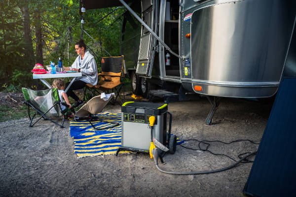 Generator Yeti Goal Zero na kempingu obok przyczepy