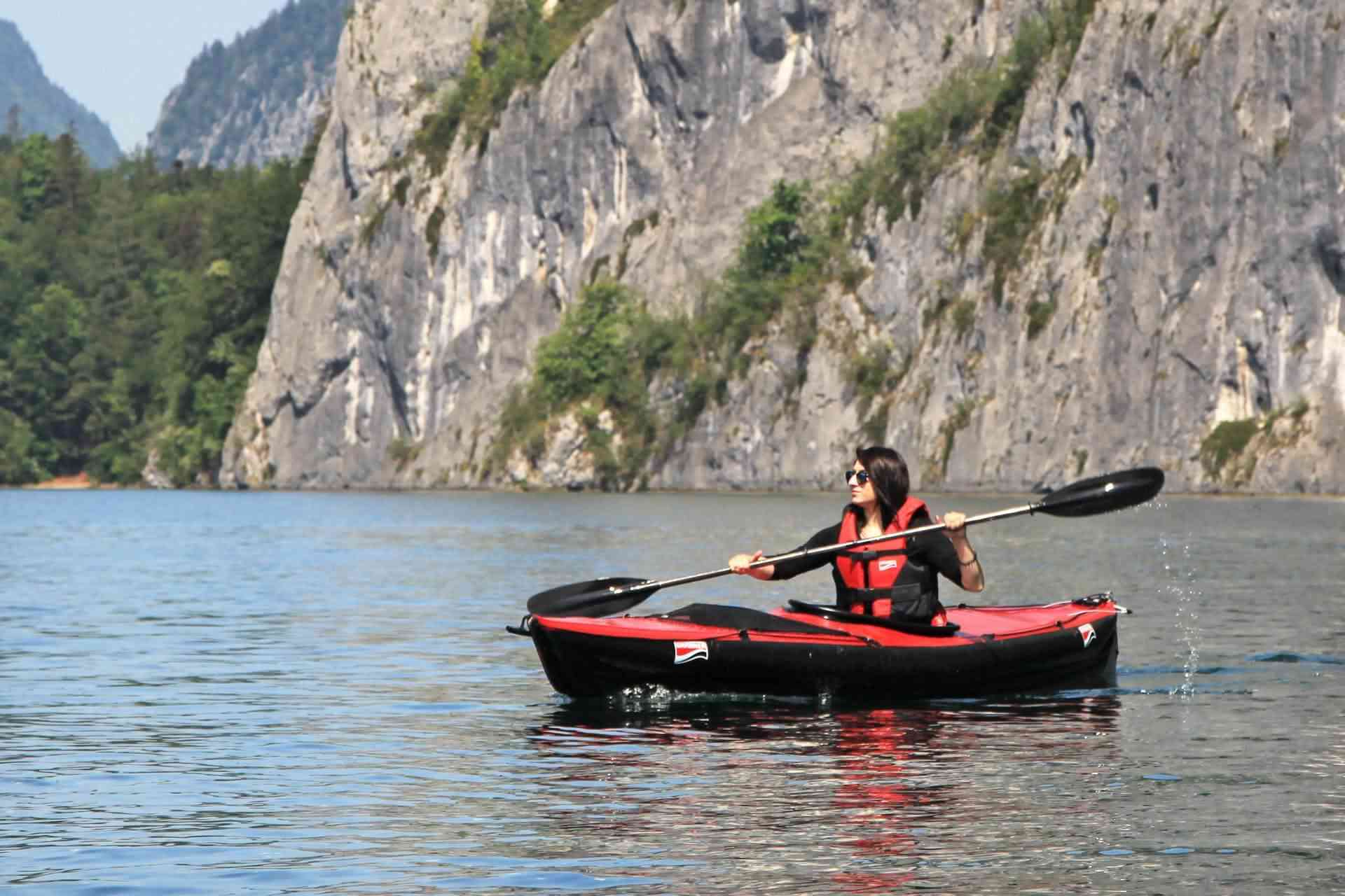 Kajak Grabner Escape 1 na wodzie – sportowy jednoosobowy model touringowy