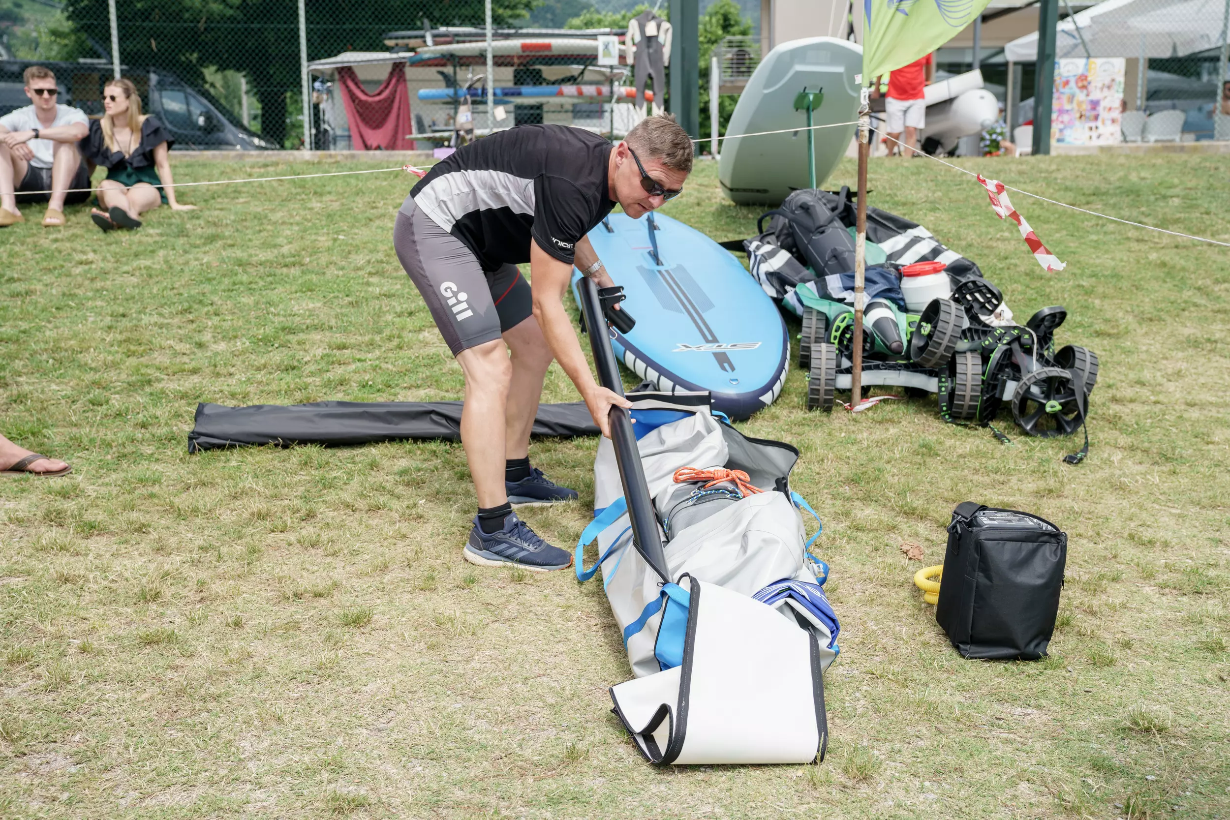 MiniCat Guppy – składany katamaran dmuchany, montaż na plaży (zestaw w torbie).