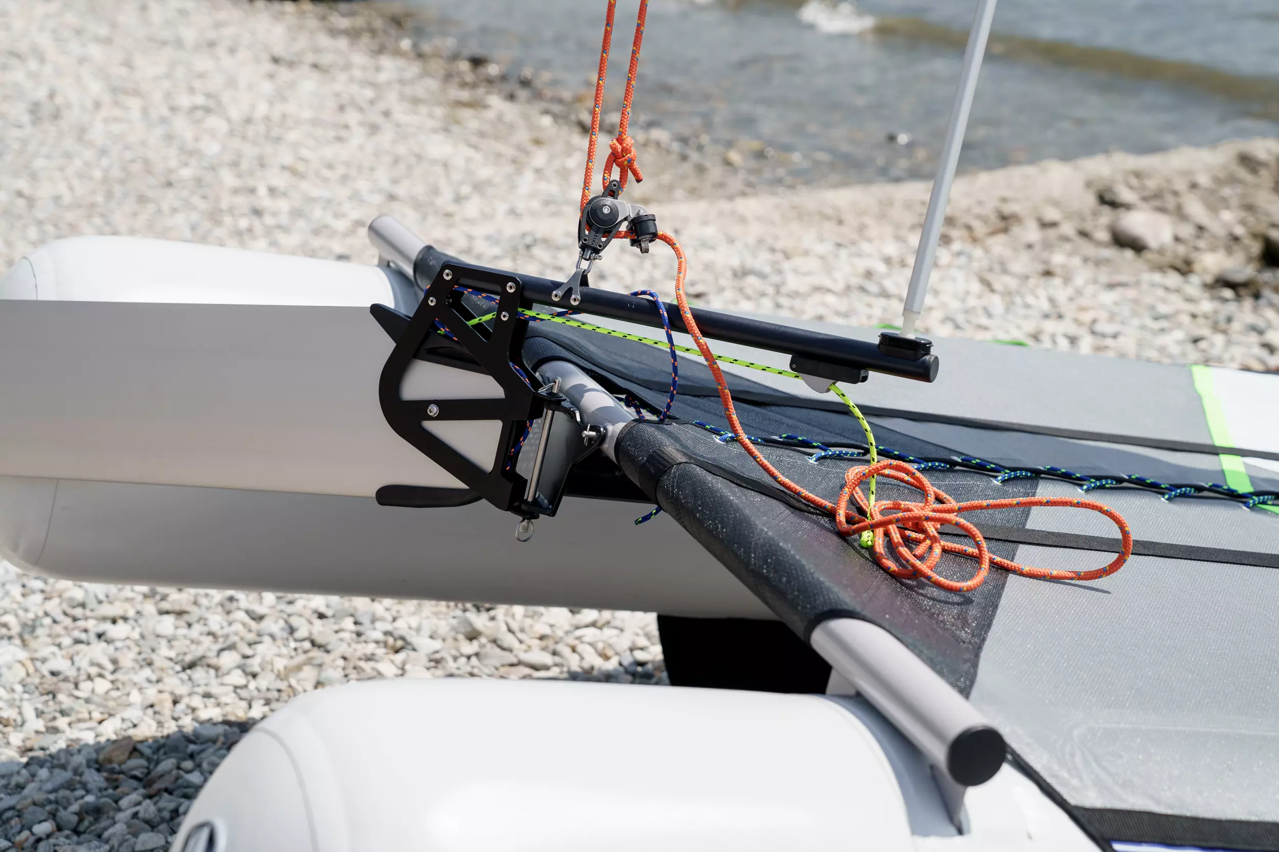 MiniCat Guppy – ster i rumpel, osprzęt rufowy (detal catamaran).