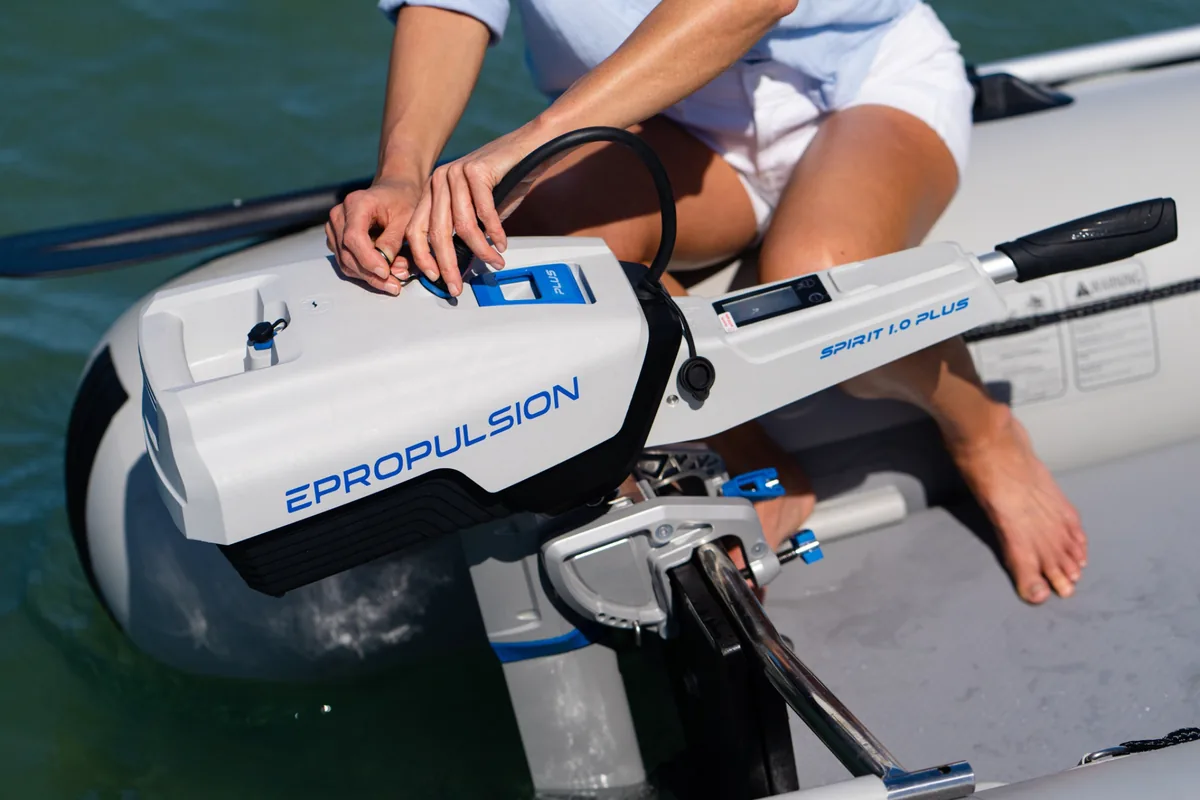 Bateria ePropulsion Spirit 1.0 Plus – podłączenie przewodu i montaż na pontonie