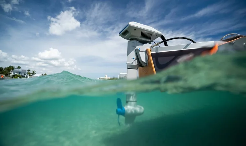 ePropulsion Navy 3.0 EVO – zaburtowy silnik elektryczny, ujęcie pół pod wodą (kolumna i śruba)