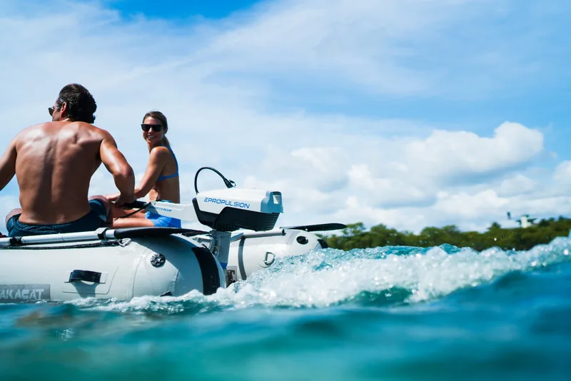 ePropulsion Spirit 1.0 Plus na pontonie w ruchu – cichy silnik elektryczny zaburtowy do rekreacji