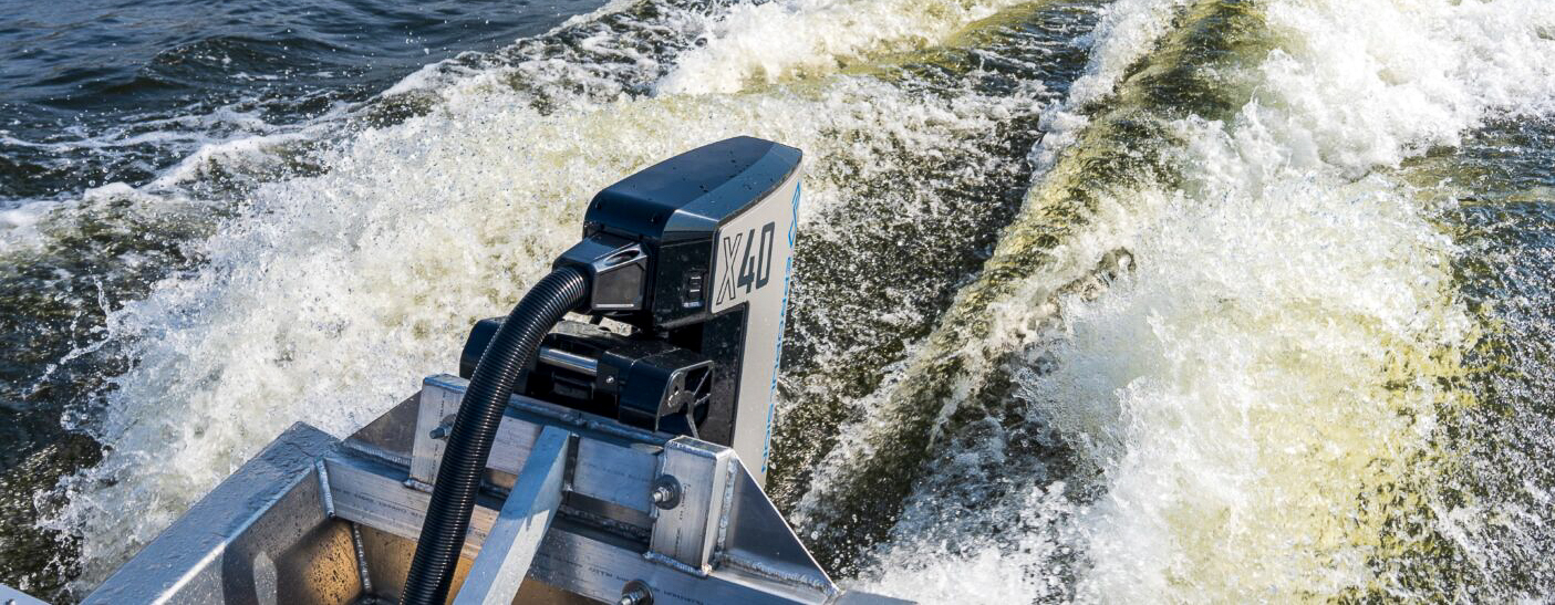 Mocny silnik elektryczny ePropulsion X40 zamocowany na pawęży - zdjęcie w ruchu
