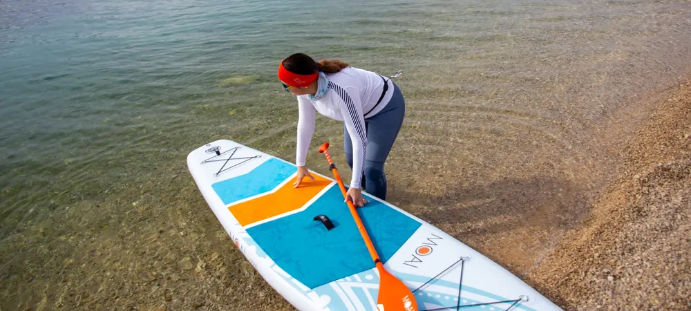 MOAI 12.6 touring – przygotowanie deski SUP na brzegu przed pływaniem