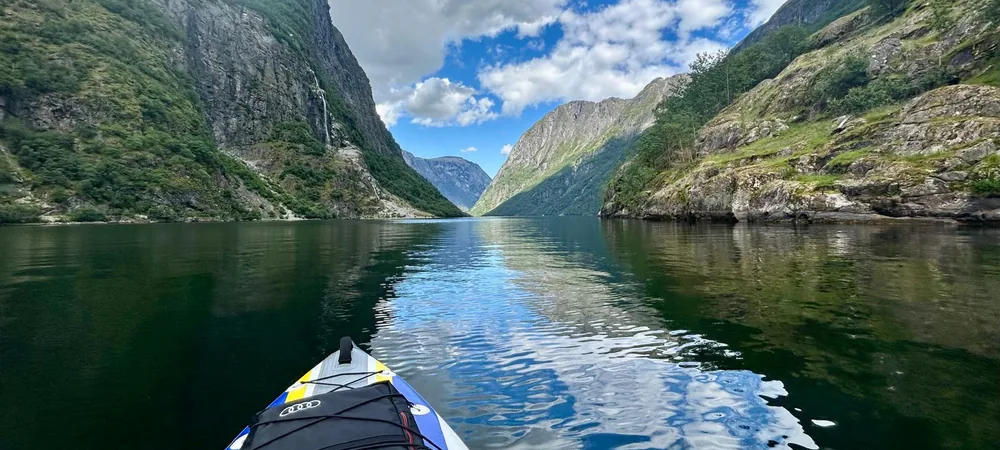 Norwegia widziana z kajaka SAFE – fiord, góry i spokojna tafla wody