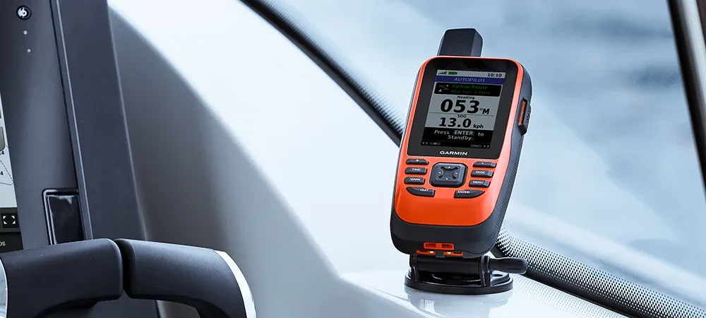 GGarmin GPSMAP 86i z inReach – nawigacja morska w kokpicie, urządzenie na uchwycie przy szybie